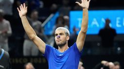 El español Carlos Alcaraz del equipo de Europa celebra tras vencer al argentino Francisco Cerúndolo del equipo del mundo en el tercer día de la Copa Laver el domingo 21 de septiembre del 2025. (AP Foto/Jeff Chiu)
