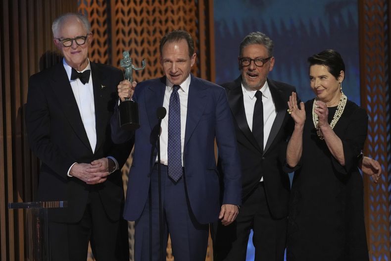 John Lithgow, de izquierda a derecha, Ralph Fiennes, Sergio Castellitto e Isabella Rossellini reciben el premio a mejor elenco en la 31ª edición anual de los Premios SAG el domingo 23 de febrero de 2025 en el Shrine Auditorium de Los Ángeles. (Foto AP/Chris Pizzello)
