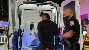 2 arrestados despues de que policias de miami beach encontraron armas y drogas dentro de un automovil estacionado ilegalmente