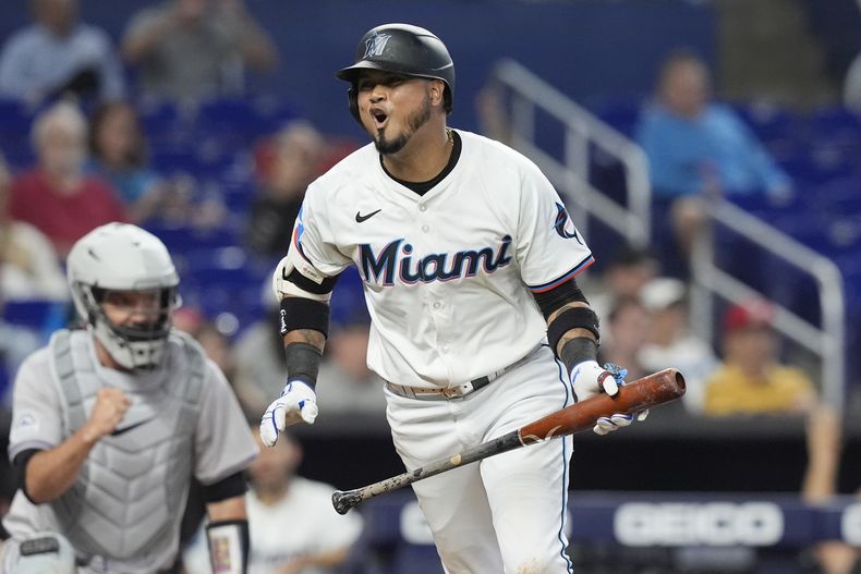 El segunda base de los Marlins de Miami Luis Arráez reacciona después de que Elehuris Montero (44), primera base de los Rookies de Colorado, atrapara una línea en la sexta entrada del juego de béisbol del jueves 2 de mayo de 2024, en Miami. Arráez fue intercambiado a los Padres de San Diego el sábado 4 de mayo de 2024. (AP Foto/Marta Lavandier)