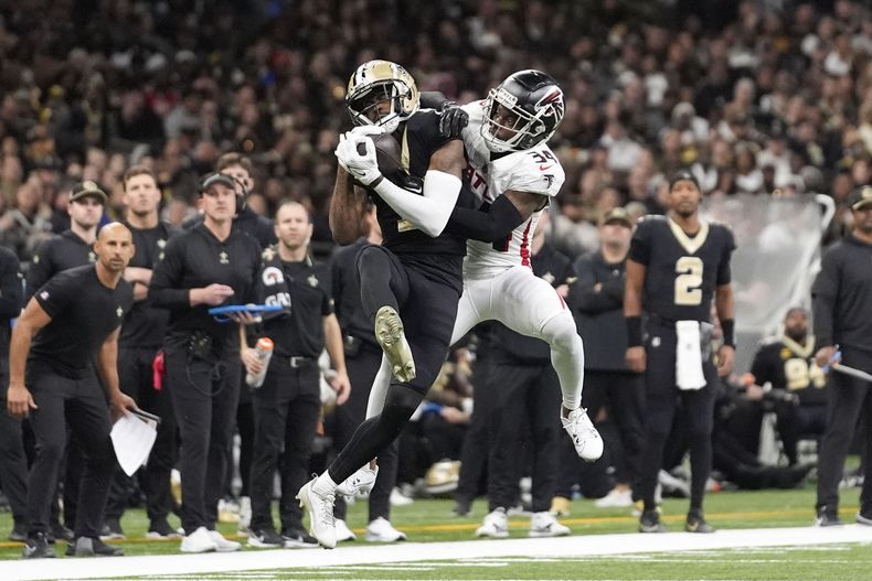 El wide receiver A.T. Perry (17), de los Saints de Nueva Orleans, completa un pase en la segunda mitad del juego de la NFL en contra de los Falcons de Atlanta, el domingo 7 de enero de 2024, en Nueva Orleans. (AP Foto/Gerald Herbert)