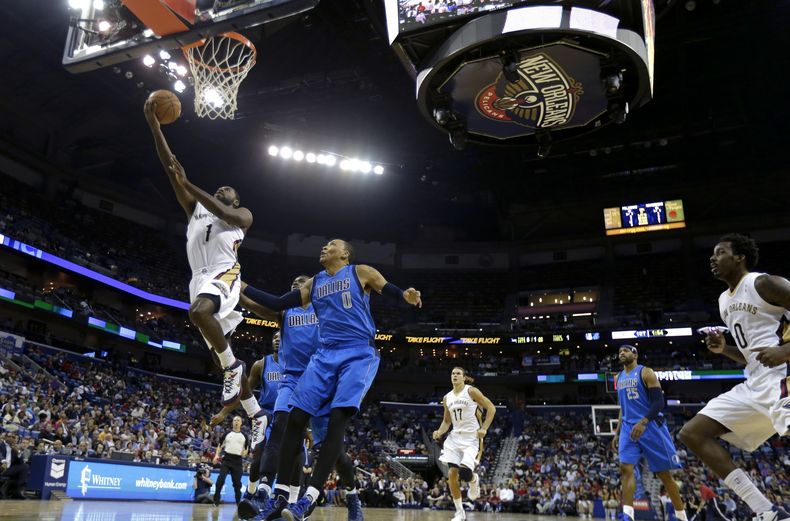 Tyreke Evans (1), de los Pelicans de Nueva Orle&aacute;ns, se enfila a la canasta frente a Shawn Marion (0), de los Mavericks de Dallas, en acciones de la primera mitad del juego del mi&eacute;rcoles 4 de diciembre de 2013 en Nueva Orle&aacute;ns. Al fina
