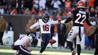 El pateador de los Texans de Houston Matt Ammendola (16) realiza un gol de campo de 45 yardas ante los Bengals de Cincinnati durante la primera mitad del juego de la NFL el domingo 12 de noviembre de 2023, en Cincinnati. (AP Foto/Michael Conroy)