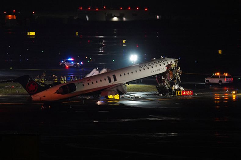 Un avión de Air Canada Jet se ve en la pista del Aeropuerto de LaGuardia, tras chocar con un vehículo de rescate y bomberos de la Autoridad Portuaria en Nueva York, el lunes 23 de marzo de 2026. (AP Foto/Ryan Murphy)