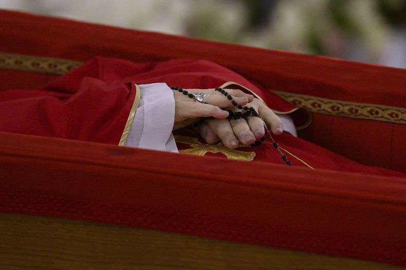 El cuerpo del papa Francisco se ve en la capilla del hotel donde residía en el Vaticano, el lunes 21 de abril de 2025. (Vatican Media via AP, HO)