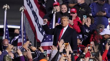 Elecciones EEUU: Trump a la defensiva en estados indecisos