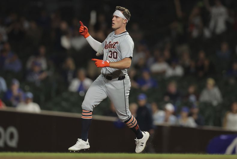 Kerry Carpenter, de los Tigres de Detroit, festeja luego de sacudir un jonrón de tres carreras ante los Cachorros de Chicago, el miércoles 21 de agosto de 2024 (AP Foto/Melissa Tamez)