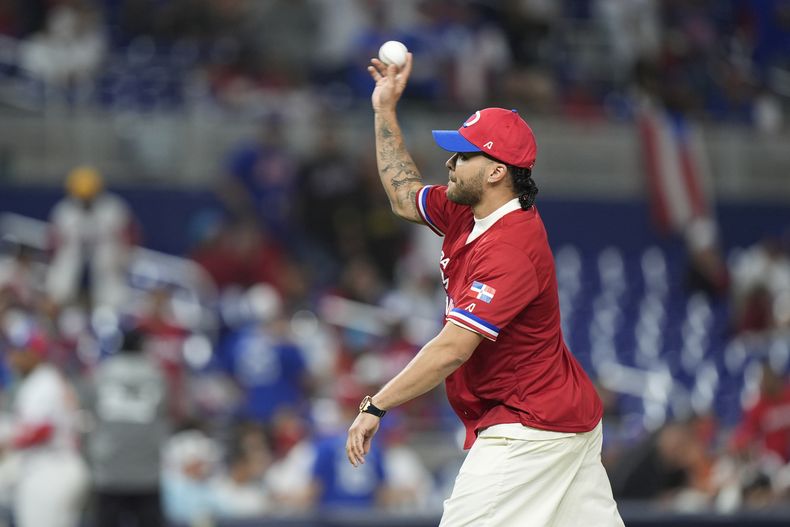 El cantante Prince Royce lanza la primera bola ceremonial antes del comienzo de un partido de la Serie del Caribe entre Puerto Rico y República Dominicana el sábado 3 de febrero de 2024, en Miami. Prince Royce lanzó su álbum Llamada perdida el 16 de febrero. (Foto AP/Wilfredo Lee)