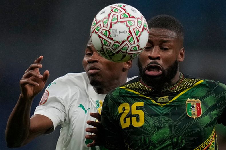 El senegalés Mouhamadou Diallo (izquierda) y el maliense Ousmane Camara pugan por el balón en los cuartos de final de la Copa Africana de Naciones, el viernes 9 de enero de 2026, en Tánger, Marruecos. (AP Foto/Themba Hadebe)