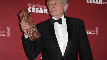 americateve | En esta foto del 28 de febrero del 2014, el cineasta polaco-franc&eacute;s Roman Polanski posa tras recibir el premio C&eacute;sar al mejor director en Par&iacute;s. Fiscales en Polonia interrogaron a Polanski a solicitud de fiscales estadounidenses que b