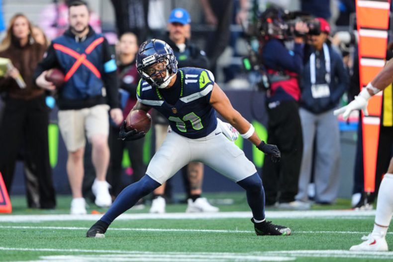El receptor abierto de los Seahawks de Seattle, Jaxon Smith-Njigba, realiza una jugada en su camino a anotar en una atrapada de touchdown contra los 49ers de San Francisco durante la segunda mitad de un partido de fútbol americano de la NFL, el domingo 11 de octubre de 2026, en Seattle. (Foto AP/Lindsey Wasson)