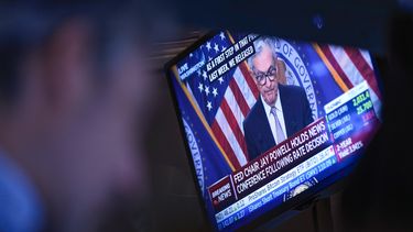 Una pantalla de televisión en el piso de remates de la Bolsa de Nueva York muestra al presidente de la Reserva Federal, Jerome Powell, dando una conferencia de prensa el 3 de mayo de 2023. (AP Foto/Seth Wenig, Archivo)