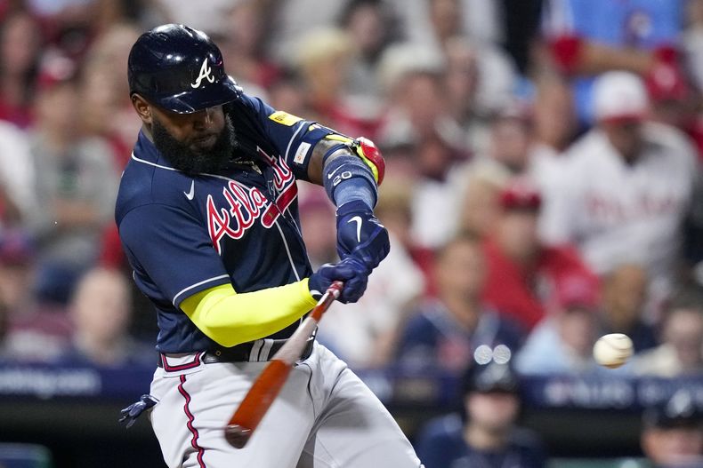 El dominicano Marcell Ozuna de los Bravos de Atlanta batea un sencillo en la sexta entrada del juego 3 de a Serie Divisional ante los Filis de Filadelfia el miércoles 11 de octubre del 2023. (AP Foto/Matt Slocum)