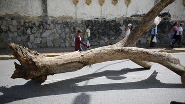 La oposición paraliza a Venezuela; hay dos muertos
