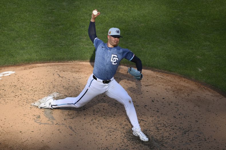 Cade Cavalli, lanzador de los Nacionales de Washington, labora en el duelo del sábado 16 de agosto de 2025, ante los Filis de Filadelfia (AP Foto/Nick Wass)