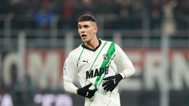 ARCHIVO - Foto del 30 de diciembre del 2023, Cristian Volpato del Sassuolo controla el balón en el encuentro ante el AC Milan en la Serie A. (AP Foto/Antonio Calanni, Archivo)