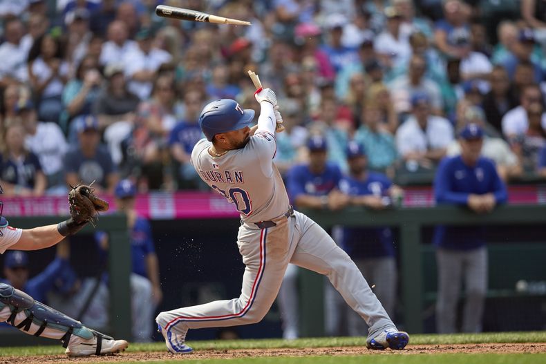 El dominicano de los Rangers de Texas Ezequiel Duran rompe su bate en la 11ma entrada ante los Marineros de Seattle el sábado 2 de agosto del 2025. (AP Foto/John Froschauer)