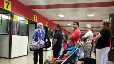 americateve | Gobierno de Castro intenta acabar con las mulas y aprieta las tuercas al pueblo cubano que desde hoy ya sufre una nueva medida aduanal.