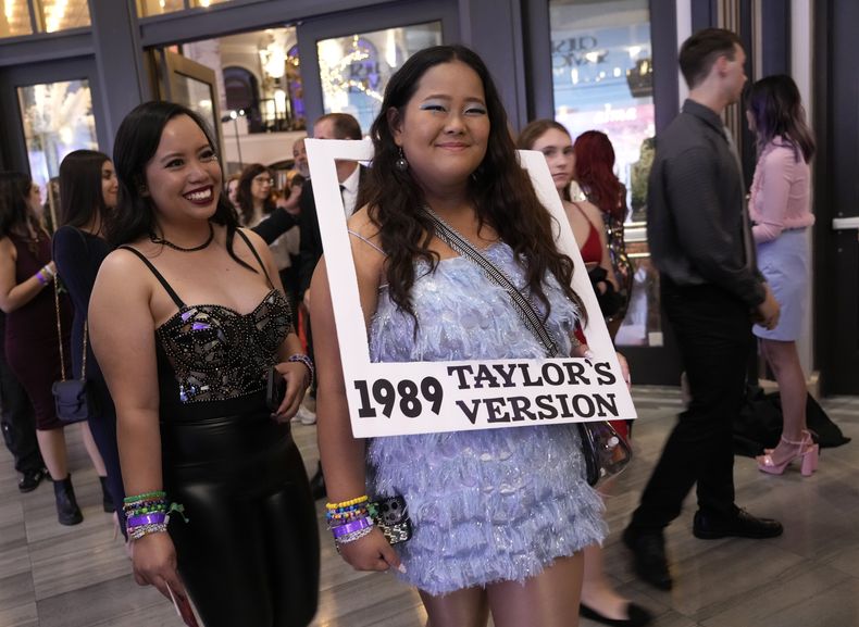 ARCHIVO - Karen Boncan, izquierda, y Petrushka Sevilla llegan al estreno mundial de la película del concierto Taylor Swift: The Eras Tour el 11 de octubre de 2023 en Los Ángeles. (Foto AP/Chris Pizzello, archivo)