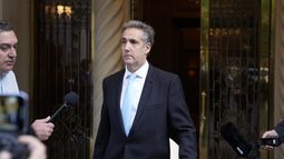 Michael Cohen, otrora abogado y hombre de confianza Donald Trump, saliendo de su edificio camino al tribunal, en la ciudad de Nueva York, el 14 de mayo de 2024. (Foto AP /Seth Wenig)