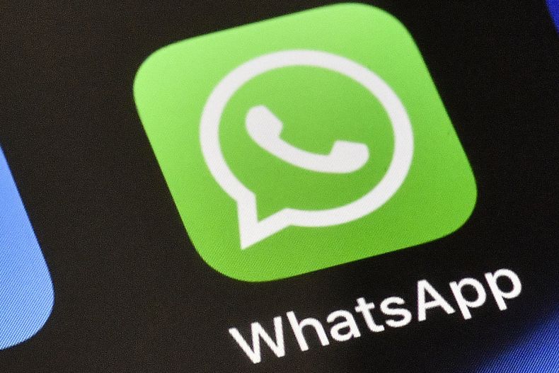 Archivo - El ícono de WhatsApp desplegado en un iPhone, el jueves 15 de noviembre de 2018 en Gelsenkirchen, Alemania. (AP Foto/Martin Meissner, File)