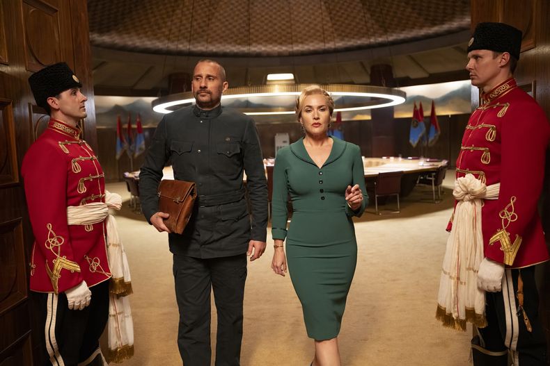 En esta imagen proporcionada por HBO, Kate Winslet, derecha, y Matthias Schoenaerts en una escena de The Regime. (HBO vía AP)