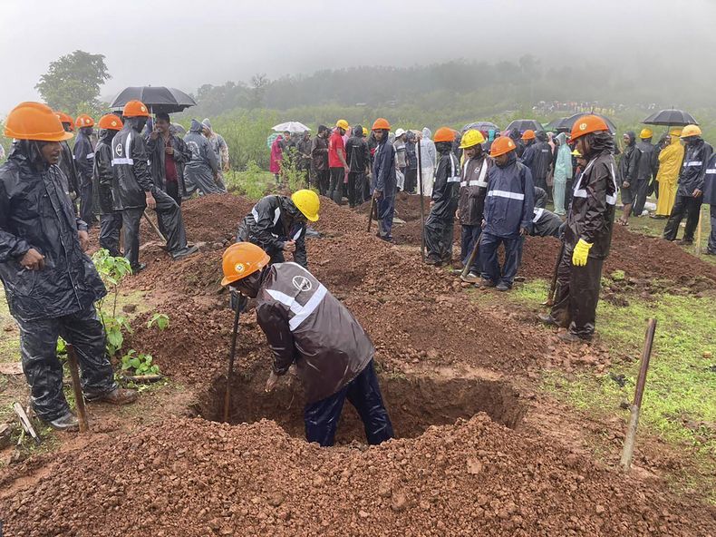 Rescatistas cavan una tumba para enterrar a una víctima de un deslave en el distrito de Raigad, en el estado occidental indio de Maharashtra, el jueves 20 de julio de 2023. Un alud de tierra provocado por lluvias torrenciales en el estado occidental indio de Maharashtra mató a diez personas y se temía que hubiera muchos otros sepultados, según dijeron medios locales el jueves. (AP Foto/Rafiq Maqbool)