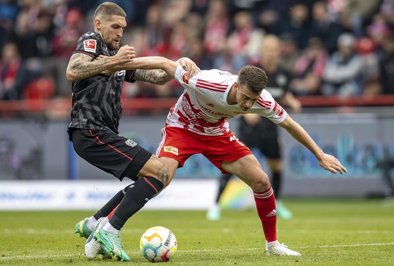 Robert Andrich del Bayer Leverkusen y Janik Haberer del Unión de Berlín pelean por el balón durante el encuentro de la Bundesliga el sábado 29 de abril del 2023. (Andreas Gora/dpa via AP)