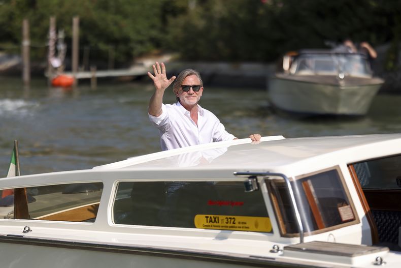 Daniel Craig a su llegada a la conferencia de prensa de la película Queer durante la 81a edición del Festival de Cine de Venecia en Venecia, Italia, el martes 3 de septiembre de 2024. (Foto Vianney Le Caer/Invision/AP)