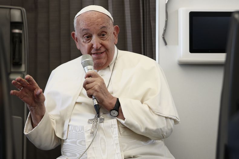 El papa Francisco ofrece una conferencia de prensa a bordo del avión papal en su vuelo de regreso tras su viaje de 12 días por el sudeste asiático y Oceanía, el viernes 13 de septiembre de 2024. (Guglielmo Mangiapane/Foto vía AP)