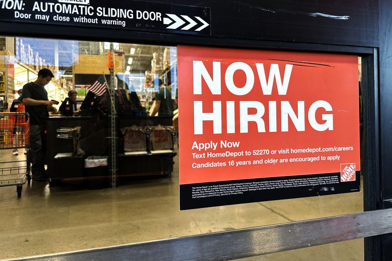 ARCHIVO - Un anuncio de contratación se exhibe en una tienda minorista en Mount Prospect, Illinois, el sábado 2 de noviembre de 2024. (AP Foto/Nam Y. Huh, archivo)
