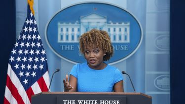 La secretaria de prensa de la Casa Blanca, Karine Jean-Pierre, durante una rueda de prensa en la Casa Blanca, el miércoles 1 de mayo de 2024, en Washington. (AP Foto/Evan Vucci)