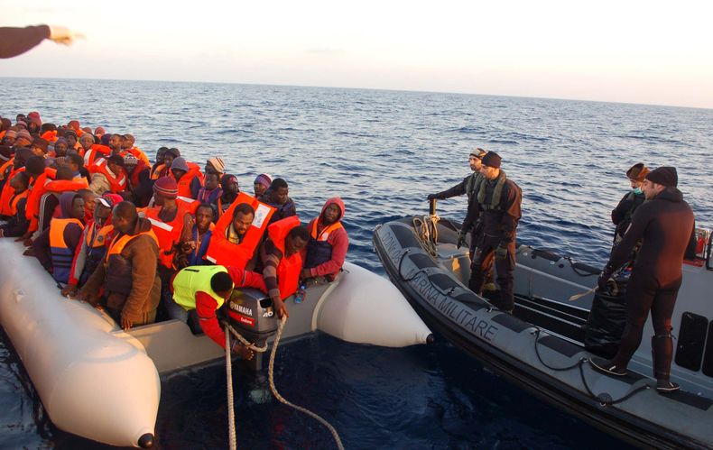 Foto difundida el jueves, 20 de marzo del 2014 por la armada italiana de varios inmigrantes rescatados en el Mar Mediterr&aacute;neo. (Foto AP/Armada italiana)