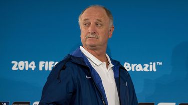 americateve | El t&eacute;cnico de la selecci&oacute;n brasile&ntilde;a Luiz Felipe Scolari llega a una conferencia de prensa previo al partido por el tercer lugar de la Copa del Mundo frente a Holanda, en el Estadio Nacional en Brasilia, Brasil, el viernes 11 de julio