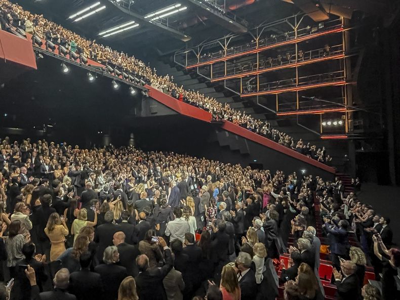 En esta foto del 19 de mayo de 2022, la película Armageddon Time recibe una ovación de pie durante la 75a edición del festival internacional de cine en Cannes, en el sur de Francia. (Foto AP/Jake Coyle)
