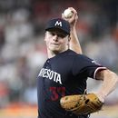 Louie Varland, abridor de los Mellizos de Minnesota, hace un lanzamiento en el juego del miércoles 31 de mayo de 2023, ante los Astros de Houston (AP Foto/David J. Phillip)