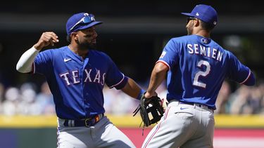 Ezequiel Durán, de los Rangers de Texas, celebra con su compañero de equipo Marcus Semien (2) después de una victoria por 4-3 en contra de los Marineros de Seattle, en el juego de béisbol del miércoles 10 de mayo de 2023, en Seattle. (AP Foto/Lindsey Wasson)