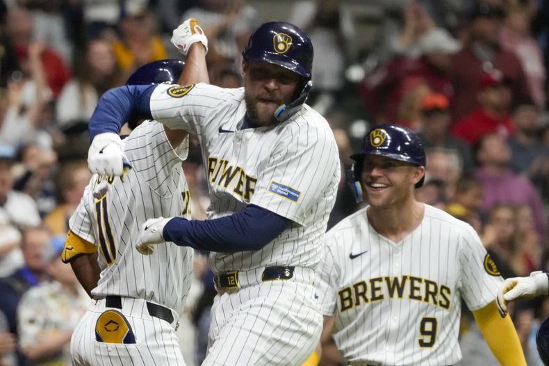 Rhys Hoskins, de los Cerveceros de Milwaukee, conectó jonrón de tres carreras durante la séptima entrada del juego de béisbol contra los Cardenales de San Luis, el sábado 11 de mayo de 2024, en Milwaukee. (AP Foto/Morry Gash)