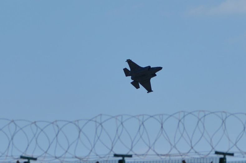 Un caza se prepara para aterrizar en la base aérea RAF Akrotiri, Reino Unido, tras ser alcanzado por un ataque con dron cerca de Limassol, Chipre, lunes 2 de marzo de 2026. (AP Foto/Petros Karadjias)