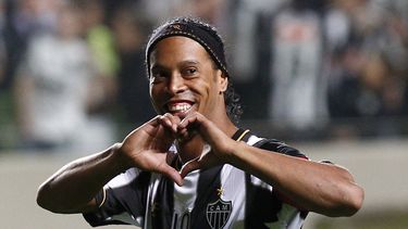 americateve | ARCHIVO - En esta imagen del 11 de julio de 2013, Ronaldinho del Atl&eacute;tico Mineiro de Brasil celebra tras una victoria ante Newells Old Boys en las semifinales de la Copa Libertadores. El mediopunta brasile&ntilde;o fue consagrado como el mejor fut