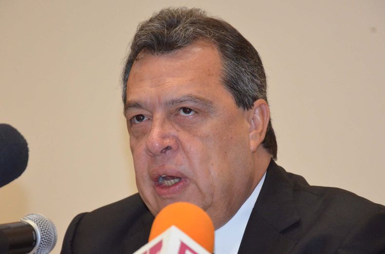 Angel Aguirre Rivero, gobernador del estado sure&ntilde;o de Guerrero, anuncia que deja su cargo durante una conferencia de prensa en Chilpancingo, M&eacute;xico, el jueves 23 de octubre de 2014. Aguirre deja la gubernatura en medio de la crisis generada