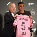 Jorge Mas,copropietario del Inter Miami, presenta al brasileño Casemiro como nuevo integrante del equipo el jueves 30 de julio de 2026 (AP Foto/Marta Lavandier)