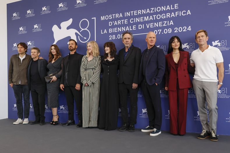El productor Jeremy Kleiner, de izquierda a derecha, Willem Dafoe, Monica Bellucci, Justin Theroux, Catherine OHara, Winona Ryder, el director Tim Burton, Michael Keaton, Jenna Ortega y el productor Tommy Harper posan para en la sesión fotográfica de la película Beetlejuice Beetlejuice  durante la 81ª edición del Festival de Cine de Venecia en Venecia, Italia, el miércoles 28 de agosto de 2024. (Foto Joel C Ryan/Invision/AP)