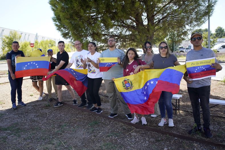 Partidarios de Edmundo González esperan su llegada a las afueras de la base aérea de Torrejón, en Madrid, España, el domingo 8 de septiembre de 2024. El ex candidato presidencial opositor venezolano huyó al exilio después de que le concedieran asilo en España, lo que supone un duro golpe para millones de personas que depositaron sus esperanzas en su campaña para poner fin a dos décadas de gobierno de partido único. (Foto AP/Andrea Comas)