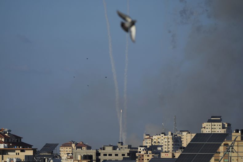 En la imagen, vista de los proyectiles disparados hacia Israel desde la Franja de Gaza, el 10 de octubre de 2023. (AP Foto/Hatem Moussa)