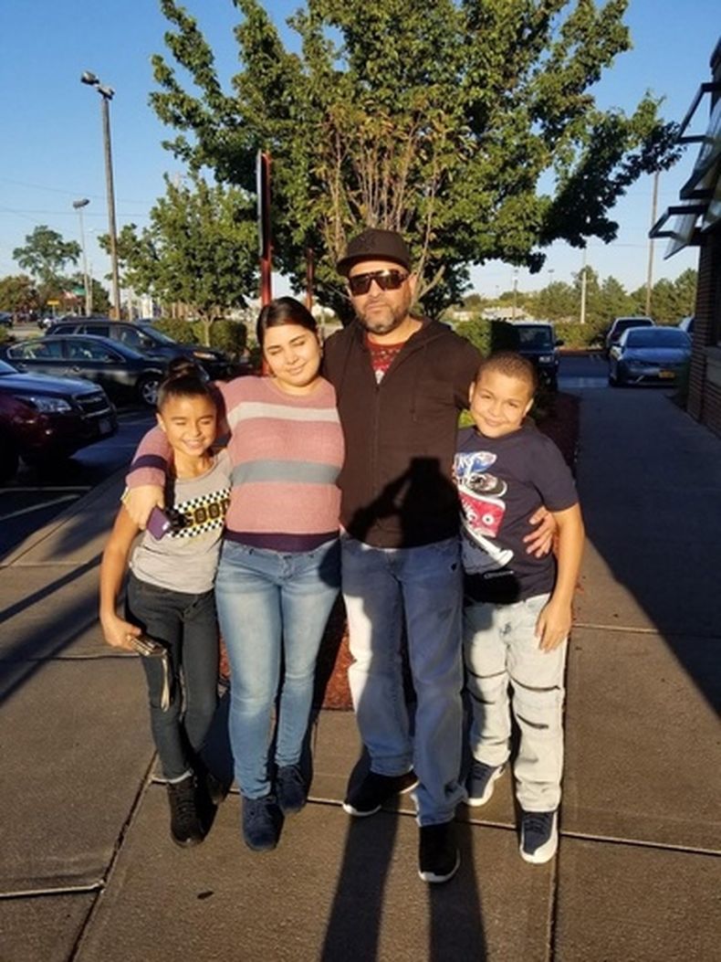 Esta foto sin fecha, proporcionada por Jeanette Pagan López, muestra a Geraldo Lunas Campos con sus tres hijos. Lunas Campos falleció el 3 de enero de 2026 en un centro de detención de ICE en El Paso, Texas. (Jeanette Pagan López vía AP)