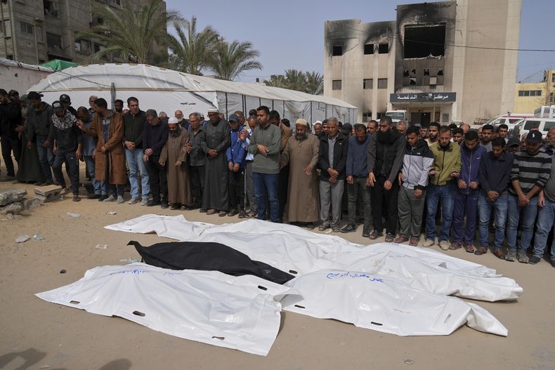 Palestinos rezan sobre los cuerpos de algunas de las 5 personas, incluidos 5 niños y 5 mujeres, que murieron en dos ataques aéreos israelíes, durante su funeral en Jan Yuns, en el sur de la Franja de Gaza, el domingo 6 de abril de 2025. (AP Foto/Abdel Kareem Hana)