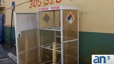 americateve | Unos ladrones robaron anoche un depósito que guardaba tanques de gas propano en las afueras de un supermercado de Allapatah. En las últimas semanas este tipo de robo se ha incrementado significativamente.