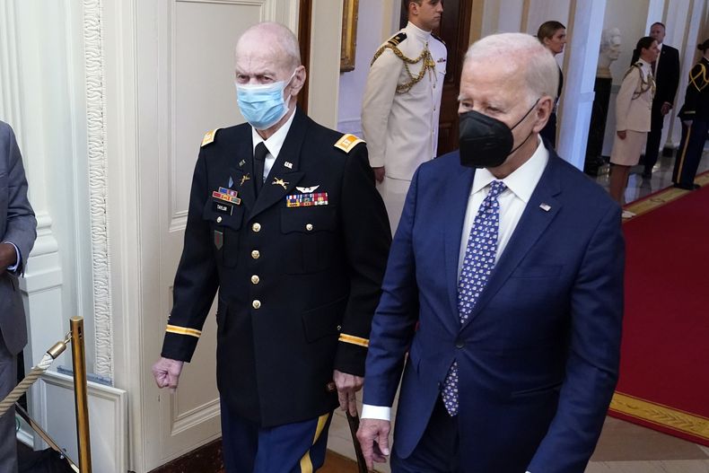 El presidente Joe Biden llega acompañado del capitán Larry Taylor, un piloto del Ejército en la Guerra de Vietnam que arriesgó su vida para rescatar a un equipo de reconocimiento que estaba a punto de ser arrasado por el enemigo, para premiarlo con la Medalla de Honor, durante una ceremonia el martes 5 de septiembre de 2023, en la Casa Blanca, en Washington. (AP Foto/Jacquelyn Martin)