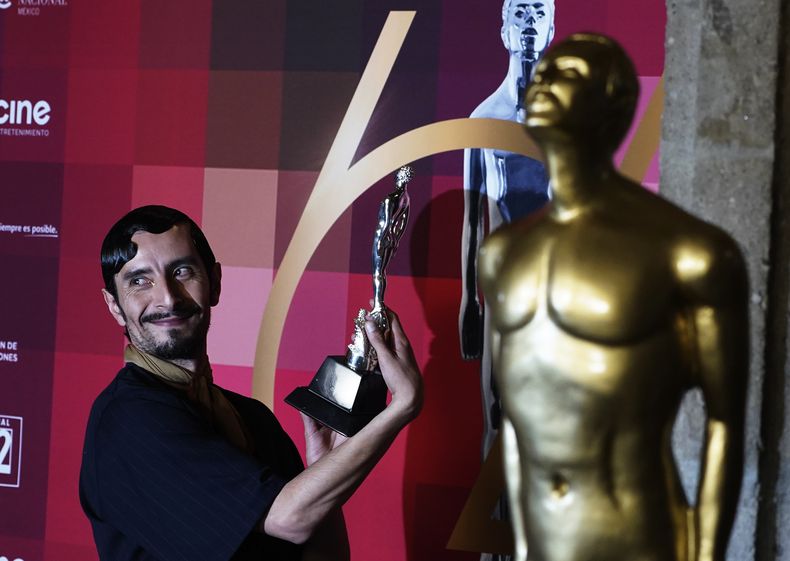 Raul Briones con el premio a mejor actor por su papel en Una Pelicula de Policias en la 64a edición del Premio Ariel de la Academia Mexicana de Artes y Ciencias Cinematográficas en la Ciudad de México el martes 11 de octubre de 2022. Briones está nominado a la 65a entrega del Ariel por su coactución en el filme El norte sobre el vacío se anunció el 20 de junio de 2023. (AP Photo/Marco Ugarte, archivo)